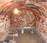  Na predaj 3 izbový dom v Kravanoch nad Dunajom s garážou . - Pivnica s tehlovými stenami a oblúkovým stropom v rodinnom dome.