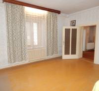  Na predaj 3 izbový dom v Kravanoch nad Dunajom s garážou . - Izba v rodinnom dome s podlahou s dreveným dekorom a závesmi.