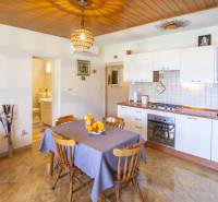 Na predaj krásny priestranný dom / 101 m²/ výhľadom na more  Čiovo - Kuchyňa v Rekreačnom apartmáne s podlahou s dreveným dekorom a jedálenským kútom.