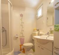 Na predaj krásny priestranný dom / 101 m²/ výhľadom na more  Čiovo - Kúpeľňa v Rekreačnom apartmáne s kvetinovými obkladmi a bielym umývadlom.