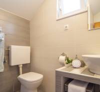 Na predaj krásny priestranný dom / 101 m²/ výhľadom na more  Čiovo - Kúpeľňa v Rekreačnom apartmáne so sprchou, umývadlom, toaletou a drobnými dekoráciami.