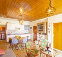 Na predaj krásny priestranný dom / 101 m²/ výhľadom na more  Čiovo - Rekreačný apartmán s kuchyňou, jedálenským stolom a podlahou s dreveným dekorom.