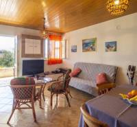 Na predaj krásny priestranný dom / 101 m²/ výhľadom na more  Čiovo - Rekreačný apartmán s pohodlným sedením a výhľadom z terasy.