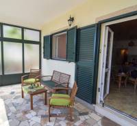 Na predaj krásny priestranný dom / 101 m²/ výhľadom na more  Čiovo - Terasa rekreačného apartmánu v Čiove s pohodlným sedením a výhľadom na interiér.