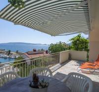 Na predaj krásny priestranný dom / 101 m²/ výhľadom na more  Čiovo - Terasa rekreačného apartmánu v Čiove s výhľadom na more.