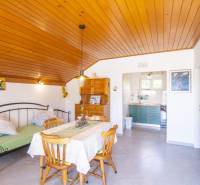 Na predaj krásny priestranný dom / 101 m²/ výhľadom na more  Čiovo - Rekreačný apartmán s podlahou s dreveným dekorom, jedálenským stolom a kuchyňou.