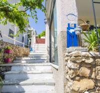 Na predaj krásny priestranný dom / 101 m²/ výhľadom na more  Čiovo - Schody a zeleň vedúce k rekreačnému apartmánu v Čiove, obklopené rastlinami.