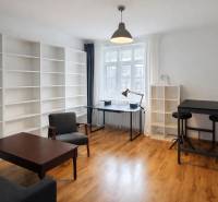 PRENÁJOM 2 izb byt Bratislava-Nové mesto Pri starej prachárni - Interiér 2-izbového bytu s podlahou s dreveným dekorom, veľkými policami a moderným nábytkom.