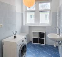 PRENÁJOM 2 izb byt Bratislava-Nové mesto Pri starej prachárni - Kúpeľňa v 2-izbovom byte s práčkou, umývadlom a modrou dlažbou.