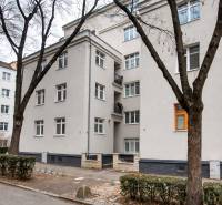 PRENÁJOM 2 izb byt Bratislava-Nové mesto Pri starej prachárni - Bytový dom v Bratislave na Jurajovom dvore, Pri starej prachárni. Štvorposchodová budova, stromy, chodník.