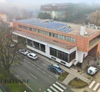 Na prenájom podnikateľský priestor, Topoľníky - Obchodné priestory v Topoľníkoch so solárnou strechou, cestou a parkoviskom.