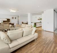 Novostavba 3 izbový byt, Palisády, 147 m2, výhľad, parkovanie, BA I - Svetlá obývačka s drevenými podlahami a béžovými pohovkami v 3-izbovom byte.