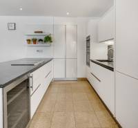 Novostavba 3 izbový byt, Palisády, 147 m2, výhľad, parkovanie, BA I - Kuchyňa s ostrovčekom a rastlinami na poličkách v 3-izbovom byte.