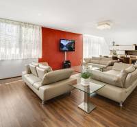 Novostavba 3 izbový byt, Palisády, 147 m2, výhľad, parkovanie, BA I - Svetlá obývacia izba so sedačkami a jedálenským stolom v 3-izbovom byte.