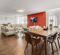 Novostavba 3 izbový byt, Palisády, 147 m2, výhľad, parkovanie, BA I - Priestranná obývacia izba s jedálenským stolom v 3-izbovom byte, elegantné zariadenie.