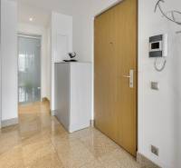 Novostavba 3 izbový byt, Palisády, 147 m2, výhľad, parkovanie, BA I - Vstupná hala bytového interiéru s vešiakom, zrkadlom a bezpečnostnými dverami.