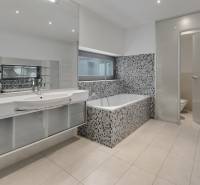 Novostavba 3 izbový byt, Palisády, 147 m2, výhľad, parkovanie, BA I - Kúpeľňa so sprchou, vaňou, zrkadlom a toaletou v 3-izbovom byte.