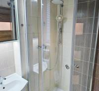 Prenájom, Garsónka, M.R.Štefánika, Centrum, Žilina - Kúpeľňa s preskleným sprchovacím kútom a svetlými dlaždicami v garsónke.