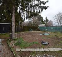 Záhrada s Tiny House, Zlaté piesky, dobrá poloha a dostupnosť - Záhrada pri chate na Studenej v Bratislave - Ružinove s vnútorným vybavením pozemku.