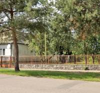 Pozemok v Lastomíre: veľkorysý priestor, pre široké možnosti, 1996 m2 - Dom obklopený stromami v Lastomíre, pozemky - bývanie, oplocenie s bránou.