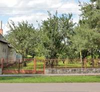 Pozemok v Lastomíre: veľkorysý priestor, pre široké možnosti, 1996 m2 - Rodinný dom a pozemok pre bývanie v Lastomíri s oplotením a okolitou zeleňou.