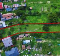 Pozemok v Lastomíre: veľkorysý priestor, pre široké možnosti, 1996 m2 - Letecký pohľad na pozemok v Lastomíre, vhodný na bývanie, obklopený zeleňou a domami.
