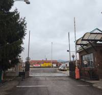 Ponuka na odstupenie detailingového štúdia a autoumyvárne v Prievidzi - Brána a vjazd do obchodných priestorov na Košovskej ceste v Prievidzi.