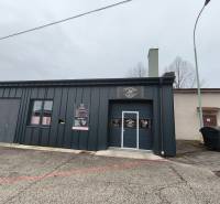 Ponuka na odstupenie detailingového štúdia a autoumyvárne v Prievidzi - Budova obchodných priestorov na Košovskej ceste v Prievidzi, vonkajší vzhľad.