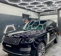 Ponuka na odstupenie detailingového štúdia a autoumyvárne v Prievidzi - Obchodné priestory s osvetlenou strechou a luxusným vozidlom.