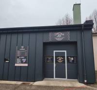 Ponuka na odstupenie detailingového štúdia a autoumyvárne v Prievidzi - Exteriér obchodných priestorov na Košovskej ceste v Prievidzi s informačnými tabuľami.