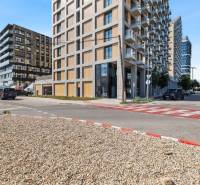 I Prenájom exkluzívneho 2-i bytu v projekte Metropolis - Ulica Bottova v Bratislave - Staré Mesto s modernou architektúrou budov na predaj.