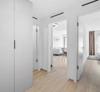 I Prenájom exkluzívneho 2-i bytu v projekte Metropolis - Chodba v 2-izbovom byte s podlahou s dreveným dekorom a dvomi miestnosťami.