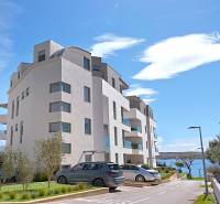 NA PREDAJ moderné byty / 41 m²/  v prvom rade od mora, ostrov PAG - Budova Rekreačného apartmánu v meste Pag, blízko mora. Parkovisko pri stavbe.