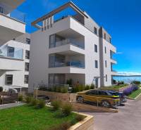 NA PREDAJ moderné byty / 41 m²/  v prvom rade od mora, ostrov PAG - Rekreačný apartmán v PAG s terasami a výhľadom na more a pláž.