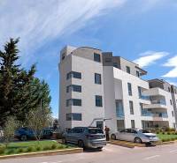 NA PREDAJ moderné byty / 41 m²/  v prvom rade od mora, ostrov PAG - Rekreačný apartmán v meste Pag s modernou budovou a parkoviskom.