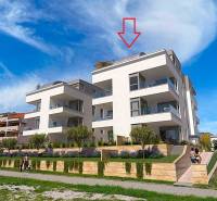 NA PREDAJ moderné byty / 41 m²/  v prvom rade od mora, ostrov PAG - Rekreačný apartmán v meste Pag s modernou architektúrou, priľahlou zeleňou a pohodlnými balkónmi.