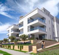 NA PREDAJ moderné byty / 41 m²/  v prvom rade od mora, ostrov PAG - Rekreačný apartmán v meste Pag s terasami a zeleňou v upravenom exteriéri.