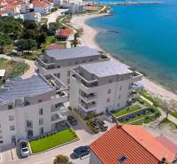 NA PREDAJ moderné byty / 41 m²/  v prvom rade od mora, ostrov PAG - Rekreačný apartmán v Pag pri pláži, s výhľadom na more a okolitú krajinu.