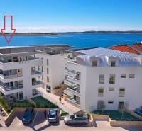 NA PREDAJ moderné byty / 41 m²/  v prvom rade od mora, ostrov PAG - Výhľad na morskú zátoku s Rekreačným apartmánom v meste Pag, moderná architektúra pri pobreží.