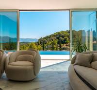 NA PREDAJ Luxusná vila  /360 m²/ s infinity bazénom, mesto Korčula - Obývacia miestnosť vo vile s výhľadom na bazén a prírodu.