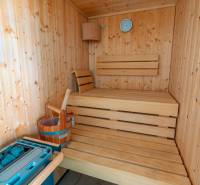 NA PREDAJ Luxusná vila  /360 m²/ s infinity bazénom, mesto Korčula - Drevená sauna vo vile s lavicami, teplomerom a vedrom na vodu.