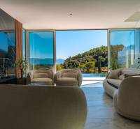 NA PREDAJ Luxusná vila  /360 m²/ s infinity bazénom, mesto Korčula - Interiér Vily s veľkými oknami, pohľad na zeleň a bazén.