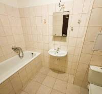 Prenájom 2 izbový byt – 52 m², lokalita – Malá Paka. - Kúpeľňa 2-izbového bytu s klasickou vaňou a obkladom v neutrálnych tónoch.