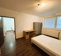 Prenájom 2 izbový byt – 52 m², lokalita – Malá Paka. - Spálňa v 2-izbovom byte s podlahou s dreveným dekorom a jednoduchým nábytkom.