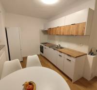 Na prenájom 2-izbový byt Nové Zámky - Kuchyňa v 2-izbovom byte so svetlými skrinkami a podlahou s dreveným dekorom.