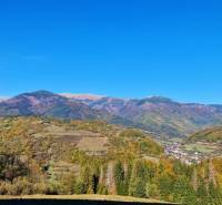 Stavebný pozemok s panoramatickým výhľadom Mýto Nízke Tatry - Krásna jesenná panoráma pozemkov na bývanie v Mýte pod Ďumbierom obklopená horami a lesmi.