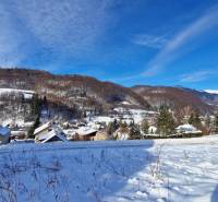 Stavebný pozemok s panoramatickým výhľadom Mýto Nízke Tatry - Zasnežená krajina v Mýte pod Ďumbierom s výhľadom na pozemky na bývanie.