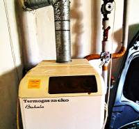 Rodinný dom v obci Borskom Mikuláš. - Plynový kotol Termogas 25 eko s pripojenými potrubiami v rodinnom dome.