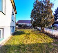 Rodinný dom v obci Borskom Mikuláš. - Rodinný dom na Sadovej ulici v Borskom Mikuláši s priestrannou záhradou a stromami.