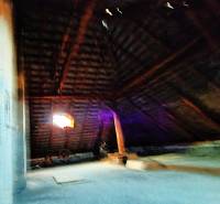 Rodinný dom v obci Borskom Mikuláš. - Podkrovie v rodinnom dome s dreveným trámovaním a oknom.